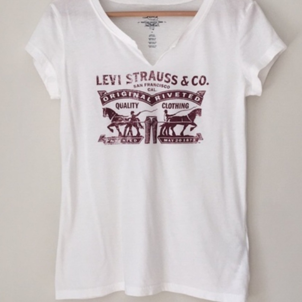 Levi V-neck